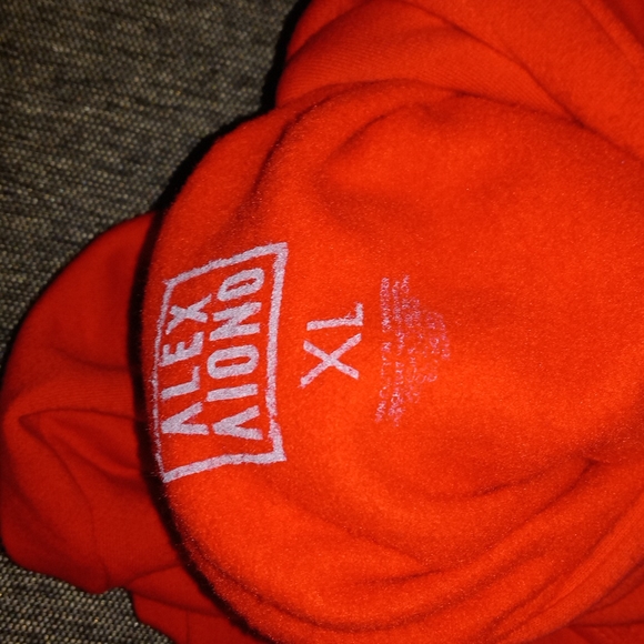 PRICE DROP🟥MEN RED HOODIE 🩸🟥 - Picture 11 of 11